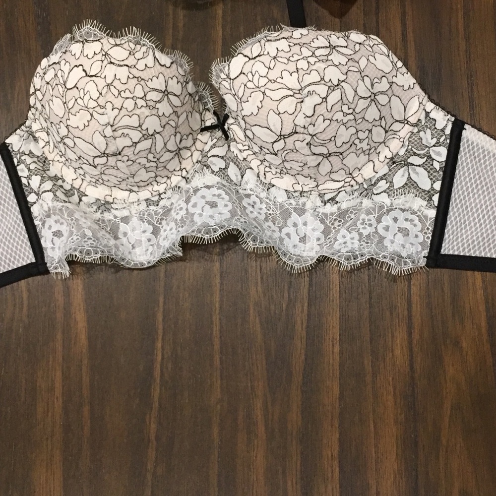 NWT Victoria’s Secret lace bra w/ detachable top